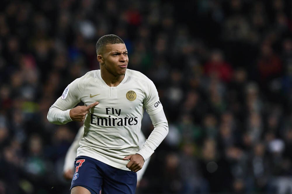 世体：克里斯滕森今天与弗里克协商后训练提前离场，并未受伤